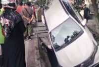 Kecelakaan di Depan Pengadilan Negeri Samarinda: Mobil Tabrak Motor Parkir, Tidak Ada Korban Jiwa