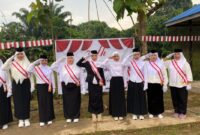 Upacara Pengibaran Bendera Merah Putih Unik di Bukit Pinang, Warga RT.16 Menggunakan Pohon Pinang sebagai Tiang Bendera