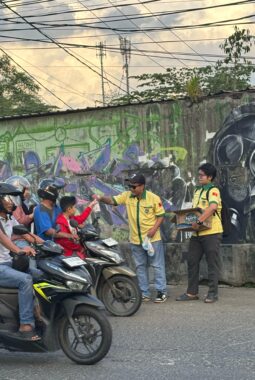 Pemuda Katolik Komda Kaltim Bagikan Takjil di Bulan Puasa, Wujud Toleransi dan Kepedulian