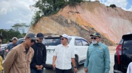 Panitia Khusus (Pansus) LKPJ Wali Kota Samarinda saat melakukan Kunjungan Lapangan ke Tempat Pembuangan Akhir (TPA) Sambutan di jalan Pelita 7 Samarinda