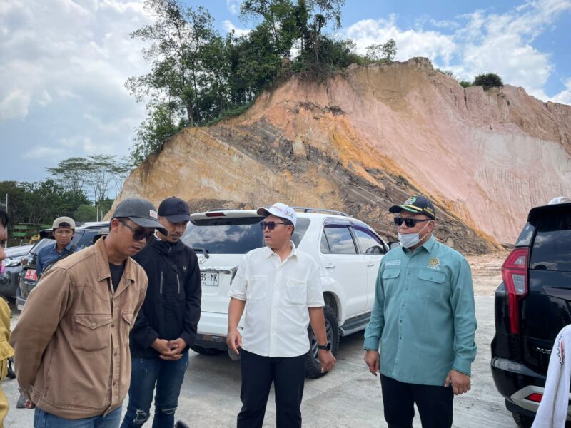 Panitia Khusus (Pansus) LKPJ Wali Kota Samarinda saat melakukan Kunjungan Lapangan ke Tempat Pembuangan Akhir (TPA) Sambutan di jalan Pelita 7 Samarinda
