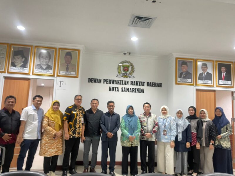 Tim Pansus IV Raperda Penanggulangan TB dan HIV/AIDS DPRD Kota Samarinda bersama Dinas Kesehatan Kota Samarinda.