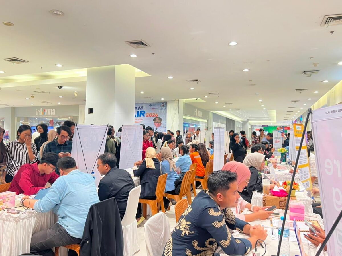 Para pencari kerja mengantre untuk melamar pekerjaan di pameran bursa kerja yang berlangsung di Samarinda Square, Jalan M Yamin. 