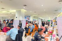 Para pencari kerja mengantre untuk melamar pekerjaan di pameran bursa kerja yang berlangsung di Samarinda Square, Jalan M Yamin. 