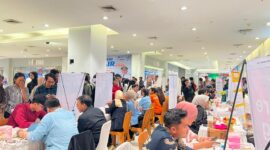Para pencari kerja mengantre untuk melamar pekerjaan di pameran bursa kerja yang berlangsung di Samarinda Square, Jalan M Yamin. 