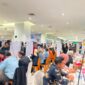 Para pencari kerja mengantre untuk melamar pekerjaan di pameran bursa kerja yang berlangsung di Samarinda Square, Jalan M Yamin. 