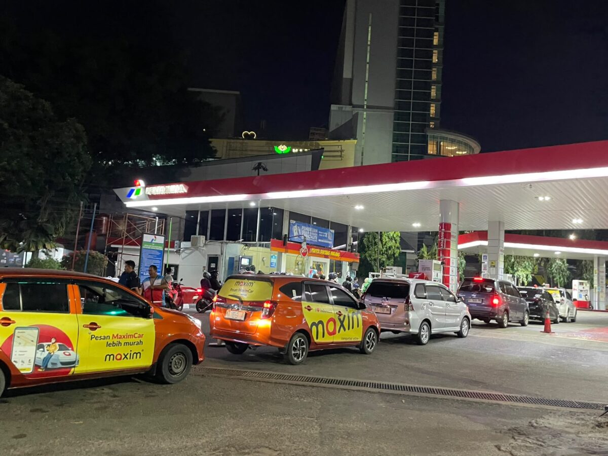 Antrean kendaraan mengular di salah satu SPBU Samarinda akibat meningkatnya konsumsi BBM subsidi.
