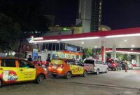Antrean kendaraan mengular di salah satu SPBU Samarinda akibat meningkatnya konsumsi BBM subsidi.
