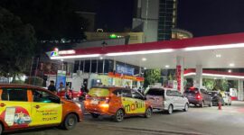 Antrean kendaraan mengular di salah satu SPBU Samarinda akibat meningkatnya konsumsi BBM subsidi.
