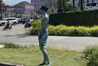 Keberadaan manusia silver yang kembali bermunculan di sejumlah persimpangan jalan Kota Samarinda.
