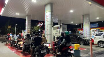 Antrean BBM di Salah Satu SPBU Samarinda 