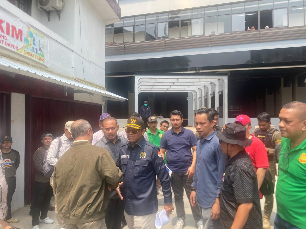 Wakil Ketua II DPRD Samarinda Ahmad Vananzda saat meninjau pembangunan jalan di sekitar Pasar Pagi, Jalan Mas Tumenggung,
