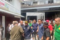Wakil Ketua II DPRD Samarinda Ahmad Vananzda saat meninjau pembangunan jalan di sekitar Pasar Pagi, Jalan Mas Tumenggung,