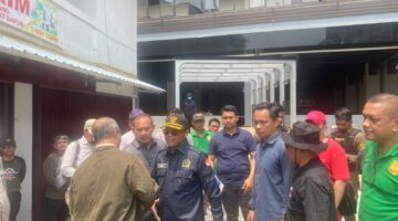 Wakil Ketua II DPRD Samarinda Ahmad Vananzda saat meninjau pembangunan jalan di sekitar Pasar Pagi, Jalan Mas Tumenggung,